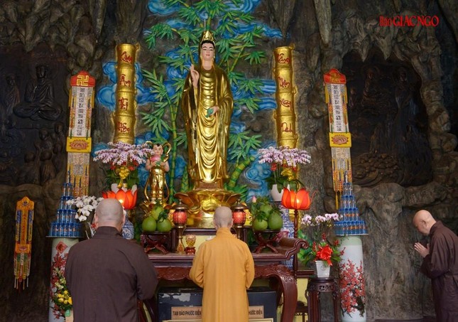 Trưởng lão Hòa thượng lễ trước tượng Bồ-tát Quán Thế Âm
