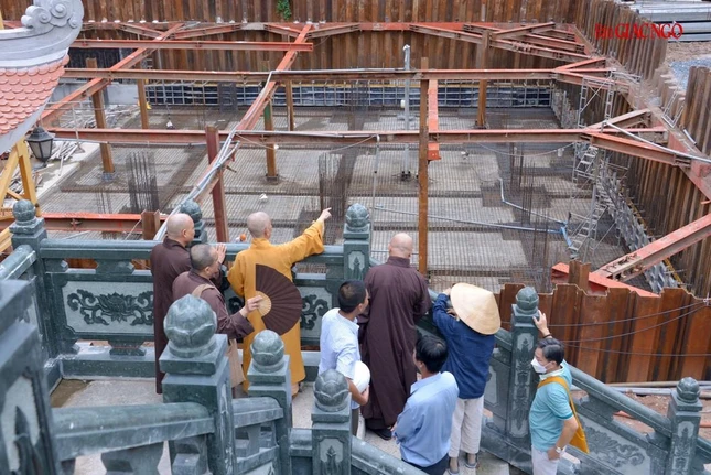 Hòa thượng thị sát công trình đổ móng giảng đường và Tăng xá