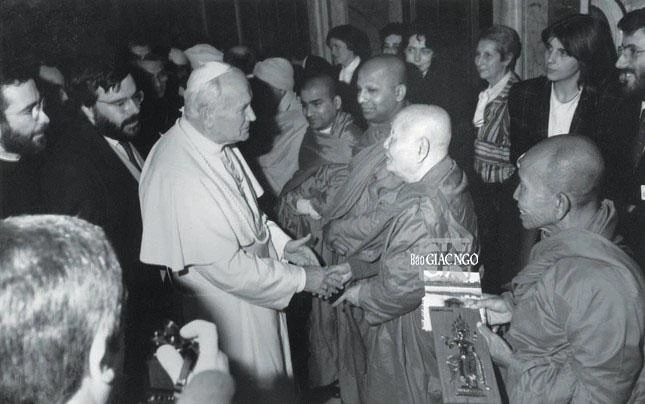 Hòa thượng gặp Giáo hoàng John Paul II tại Hội nghị Tôn giáo Quốc tế cầu hòa bình cho nhân loại tại Rome (năm 1988)