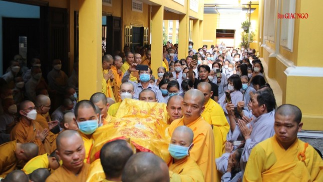 Đệ tử xuất gia cung thỉnh nhục thân Hòa thượng nhập kim quan