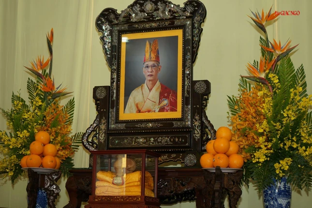 Di ảnh, y bát của Trưởng lão Hòa thượng tân viên tịch tại lễ đường ở chùa Phổ Đà