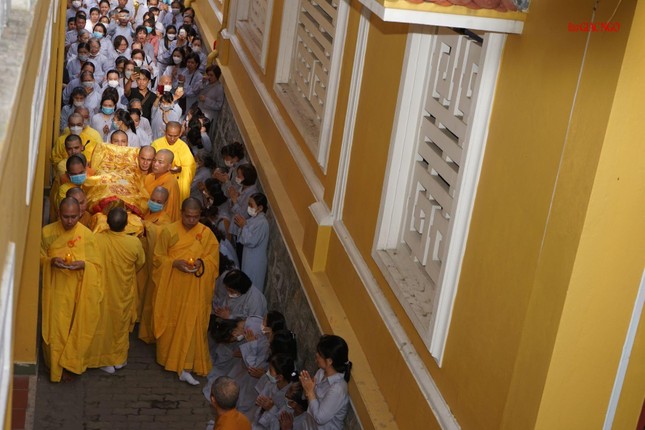 Cung thỉnh thân tứ đại của Trưởng lão Hòa thượng tân viên tịch tiến đến nơi nhập kim quan