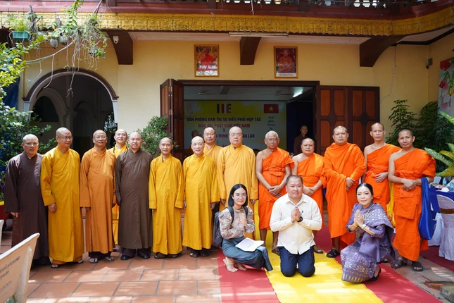 Hòa thượng Thích Thanh Nhiễu và các vị giáo phẩm trong chuyến thăm Phật giáo Lào - Ảnh: Bảo Trinh