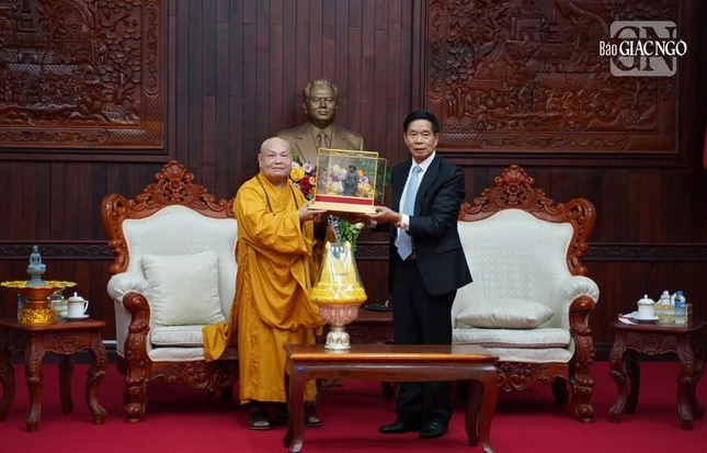 Chủ tịch Uỷ ban Trung ương Mặt trận Lào xây dựng đất nước tặng quà lưu niệm đến Hòa thượng Chủ tịch Hội đồng Trị sự GHPGVN