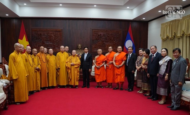 Đoàn chụp ảnh lưu niệm tại trụ sở Uỷ ban Trung ương Mặt trận Lào xây dựng đất nước