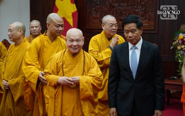 Hòa thượng Chủ tịch Hội đồng Trị sự dẫn đầu đoàn lãnh đạo GHPGVN đến thăm Ủy ban Trung ương Mặt trận Lào Xây dựng đất nước