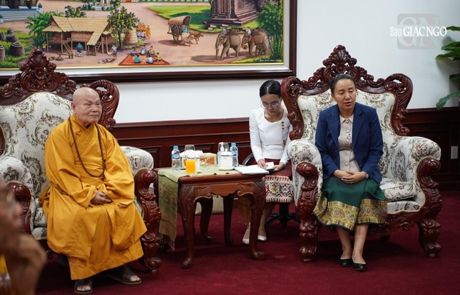 Bà Thứ trưởng Bộ Nội vụ CHDCND Lào Ly-vông Lao-ly tiếp đoàn