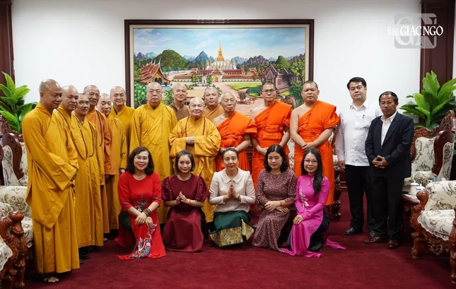 Đoàn chụp ảnh lưu niệm tại trụ sở của Bộ Nội vụ Lào