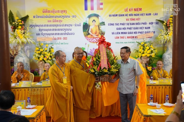 Đại sứ Nguyễn Bá Hùng chúc mừng