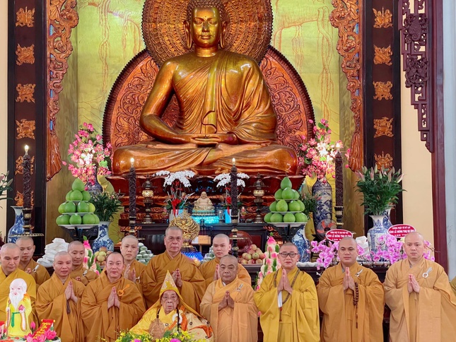 Chư Tăng chùa Phật Học Xá Lợi khánh tuế đến Đại lão Hòa thượng Thích Hiển Tu - Ảnh: Phật giáo quận 3