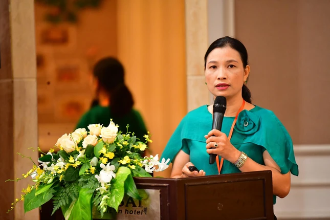 Bà Nguyễn Thị Thu Hoan trình bày tại tọa đàm