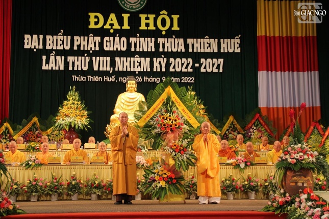 Thượng tọa Thích Đức Thiện tặng lẵng hoa chúc mừng của Ban Thường trực Hội đồng Trị sự GHPGVN