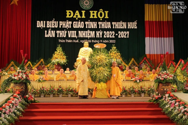 Hòa thượng Thích Đức Thanh, Trưởng ban Trị sự, Trưởng ban Tổ chức Đại hội đại biểu Phật giáo tỉnh Thừa Thiên Huế lần thứ VIII đón nhận lẵng hoa chúc mừng của Đức Quyền Pháp chủ GHPGVN do Trưởng lão Hòa thượng Thích Giác Quang đại lao trao tặng