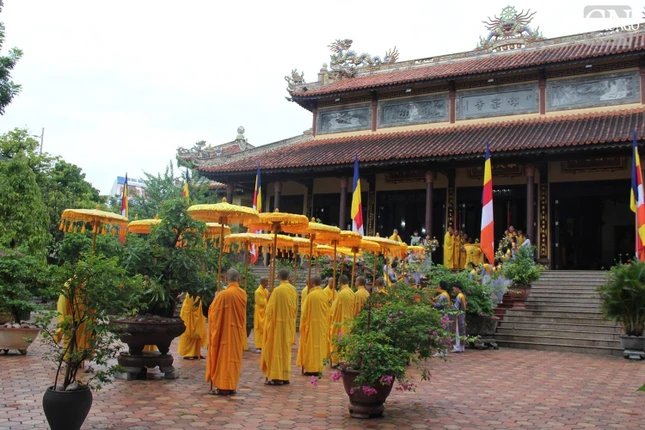 Chư tôn đức giáo phẩm cử hành lễ cầu nguyện tại chánh điện tổ đình Từ Đàm