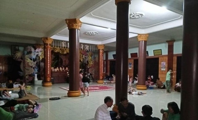 Người dân Cù Lao Chàm (Hội An, Quảng Nam) vào trú bão tại tịnh xá Ngọc Truyền - Ảnh: Trần Quý Tây