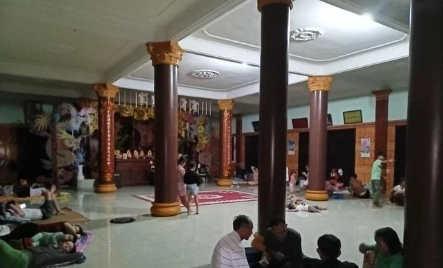 Người dân tránh bão tại tịnh xá Ngọc Truyền (Cù Lao Chàm, Hội An, Quảng Nam)