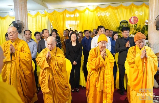 Chư tôn đức và quan khách trang nghiêm trong khi Trưởng lão Hòa thượng Quyền Pháp chủ cung tuyên lời tưởng niệm