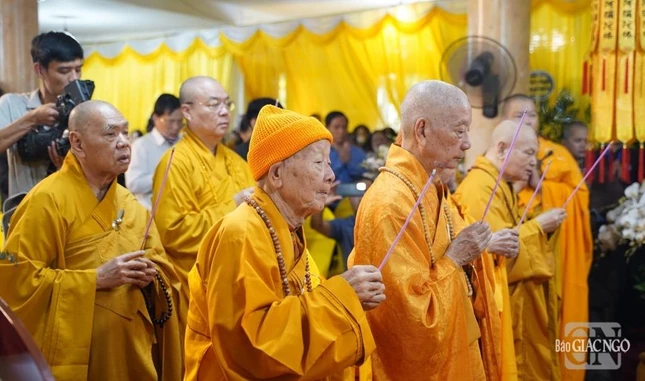 Chư tôn Trưởng lão Hội đồng Chứng minh, các vị giáo phẩm Hội đồng Trị sự dâng hương tưởng niệm