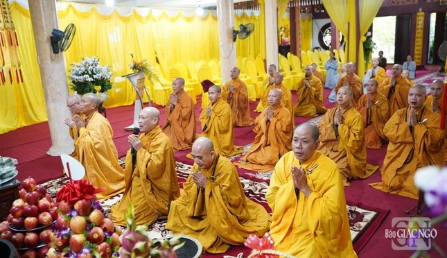 Trì tụng kinh văn trước Giác linh đài