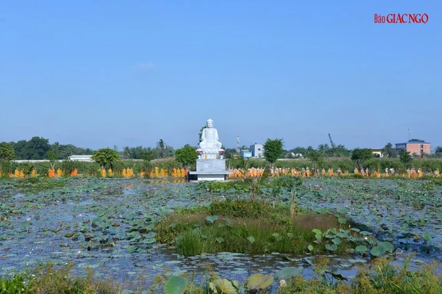 Tôn tượng Đức Phật Bổn Sư Thích Ca Mâu Ni lộ thiên hướng vào chánh điện