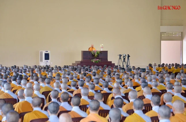 Quang cảnh buổi thuyết giảng của Đức Quyền Pháp chủ GHPGVN cho Tăng Ni sinh viên sáng 16-10-2022