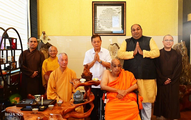 Đoàn chụp hình lưu niệm với Trưởng lão Hòa thượng Quyền Pháp chủ GHPGVN - Ảnh: Minh Đức