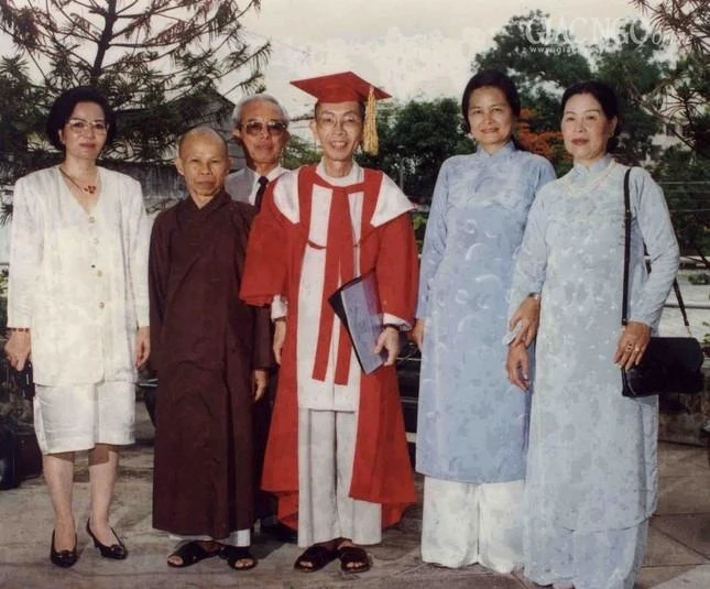 Hòa thượng bảo vệ xuất sắc luận án tiến sĩ tại Đại học Delhi, Ấn Độ, 1996 - Ảnh tư liệu do ĐĐ.Hương Yên cung cấp Hòa thượng bảo vệ xuất sắc luận án tiến sĩ tại Đại học Delhi, Ấn Độ, 1996 - Ảnh tư liệu do ĐĐ.Hương Yên cung cấp