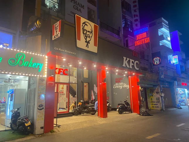 Quán thức ăn nhanh KFC trên đường Thích Quảng Đức (phường 4, quận Phú Nhuận, TP.HCM) - Ảnh: Q.H.