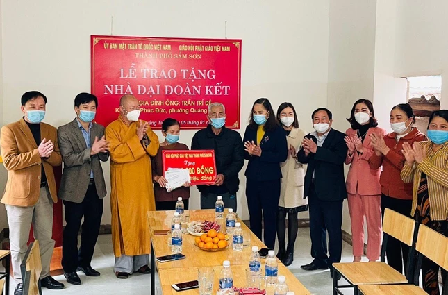 Thượng tọa Thích Tâm Định trao nhà "Đại đoàn kết" đến người dân tỉnh Thanh Hóa có hoàn cảnh khó khăn