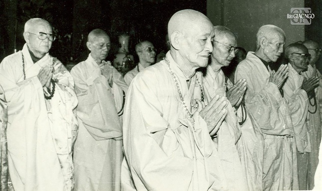 Đại lão Hòa thượng Thích Mật Hiển (thứ hai từ trái sang) cùng chư vị Trưởng lão cầu nguyện tại chánh điện chùa Quán Sứ trước giờ khai mạc Hội nghị thống nhất Phật giáo Việt Nam, thành lập GHPGVN (1981) - Ảnh tư liệu GN