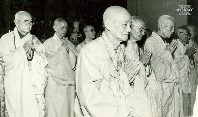 Đại lão Hòa thượng Thích Mật Hiển (thứ hai từ trái sang) cùng chư vị Trưởng lão cầu nguyện tại chánh điện chùa Quán Sứ trước giờ khai mạc Hội nghị thống nhất Phật giáo Việt Nam, thành lập GHPGVN (1981) - Ảnh tư liệu GN