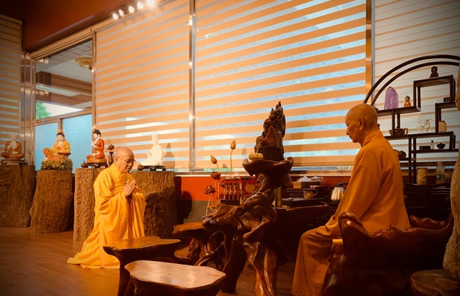 Hòa thượng Thích Khế Chơn, Phó Chủ tịch Hội đồng Trị sự, Trưởng ban Trị sự GHPGVN tỉnh Thừa Thiên Huế tác bạch cung thỉnh Đức Quyền Pháp chủ chứng minh Đại giới đàn Mật Hiển tại Huế