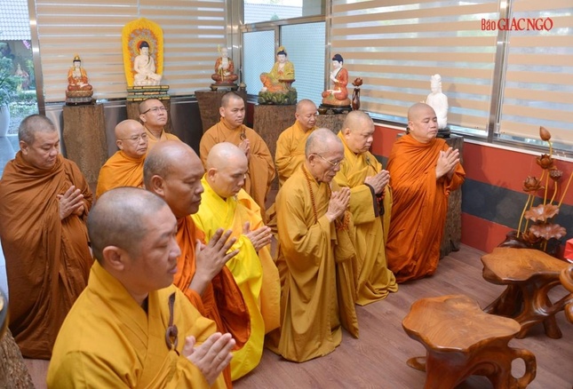 Chư vị đại diện tân Ban Trị sự GHPGVN tỉnh Bà Rịa-Vũng Tàu đảnh lễ Đức Quyền Pháp chủ tại chùa Huê Nghiêm - TP.Thủ Đức, TP.HCM