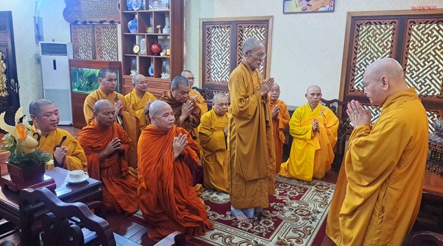 Đoàn đảnh lễ Hòa thượng Chủ tịch Hội đồng Trị sự GHPGVN tại chùa Minh Đạo - Ảnh: Quảng Chuyên