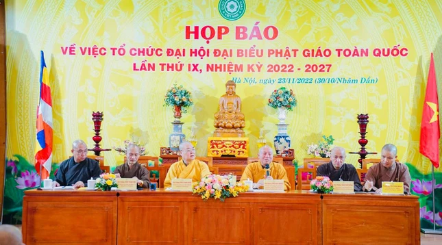 Các vị giáo phẩm chủ trì họp báo