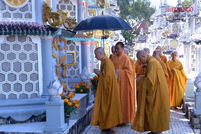 Đảnh lễ chư vị Tổ sư đã có công hoằng pháp tại đất phương Nam - Ảnh: Bảo Toàn