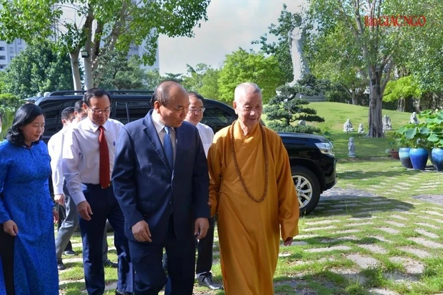 Với Chủ tịch nước Nguyễn Xuân Phúc, lãnh đạo Đảng, Thành ủy TP.HCM đến thăm ngài tại chùa Huê Nghiêm - TP.Thủ Đức - Ảnh: Bảo Toàn