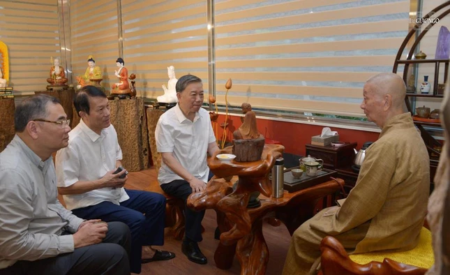 Đại tướng Tô Lâm và các vị trong phái đoàn trao đổi với Đức Pháp chủ trong không khí thân tình