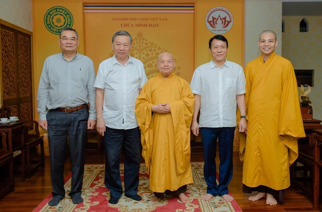 Phái đoàn chụp ảnh lưu niệm tại chùa Minh Đạo, trú xứ của Hoà thượng Chủ tịch Hội đồng Trị sự GHPGVN - Ảnh: Đăng Huy