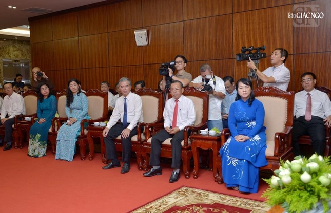 Phái đoàn còn có bà Trần Kim Yến, Chủ tịch Ủy ban MTTQVN TP.HCM; Bí thư Thành ủy TP.Thủ Đức Nguyễn Hữu Hiệp, Phó Chủ tịch UBND TP.HCM Nguyễn Minh Châu và lãnh đạo các cơ quan TP.HCM Phái đoàn còn có bà Trần Kim Yến, Chủ tịch Ủy ban MTTQVN TP.HCM; Bí thư Thành ủy TP.Thủ Đức Nguyễn Hữu Hiệp, Phó Chủ tịch UBND TP.HCM Nguyễn Minh Châu và lãnh đạo các cơ quan TP.HCM