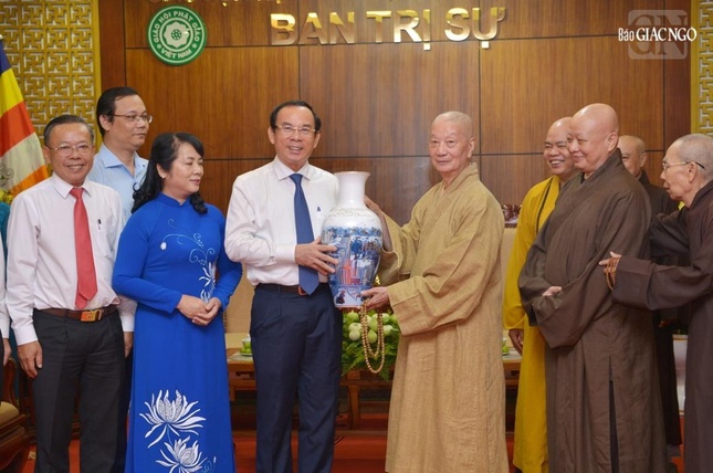 Bí thư Thành ủy TP.HCM Nguyễn Văn Nên tặng tác phẩm bình sứ đặc biệt ký hiểu về thắng cảnh, biểu tượng TP Bí thư Thành ủy TP.HCM Nguyễn Văn Nên tặng tác phẩm bình sứ đặc biệt ký hiểu về thắng cảnh, biểu tượng TP