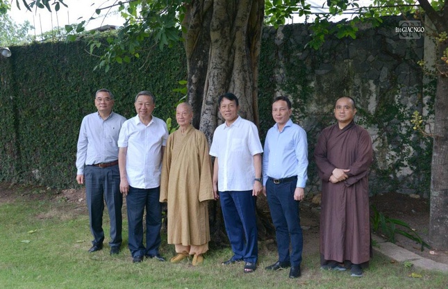 Tại cây bồ-đề do Đại tướng Tô Lâm trồng trong khuôn viên chùa Huê Nghiêm nhiều năm trước