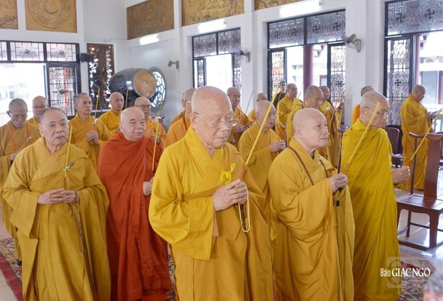 Chư tôn giáo phẩm niêm hương tưởng niệm Đức Đệ nhất Pháp chủ GHPGVN