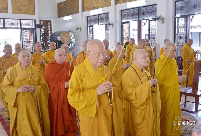 Chư tôn giáo phẩm niêm hương tưởng niệm Đức Đệ nhất Pháp chủ GHPGVN