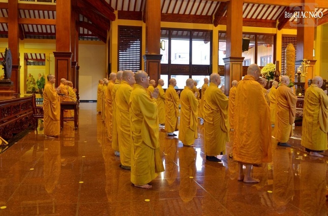 Bố-tát là sinh hoạt đặc thù của Tăng-già, việc không thể vắng nếu không có lý do chính đáng và được thực hiện theo quy định của luật Phật chế đối với các Tỳ-kheo, Tỳ-kheo-ni