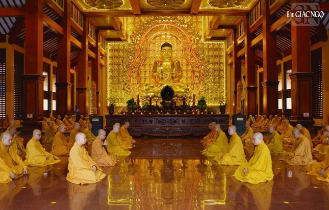 Bố-tát được cử hành tại chánh điện Việt Nam Quốc Tự