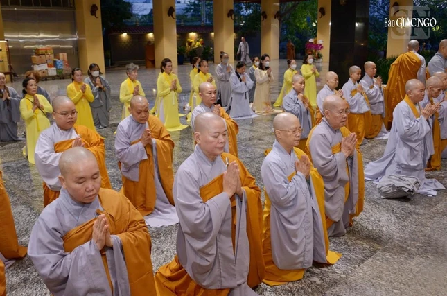 Các Ni trưởng, Ni sư thuộc Phân ban Ni giới TP.HCM và một số tỉnh thành tham dự