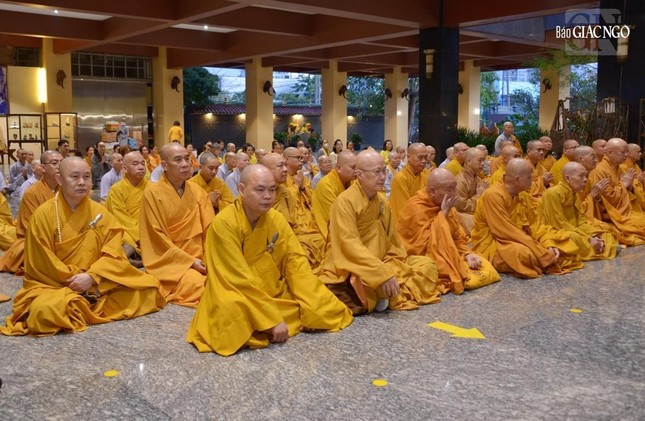 Mọi người ngồi đón nhận huấn thị và những chia sẻ của Đức Pháp chủ về gương sáng của các bậc tôn túc và việc cần làm của người xuất gia Mọi người ngồi đón nhận huấn thị và những chia sẻ của Đức Pháp chủ về gương sáng của các bậc tôn túc và việc cần làm của người xuất gia