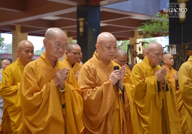 Hòa thượng Thích Lệ Trang đại diện chư Tăng Ni tác bạch