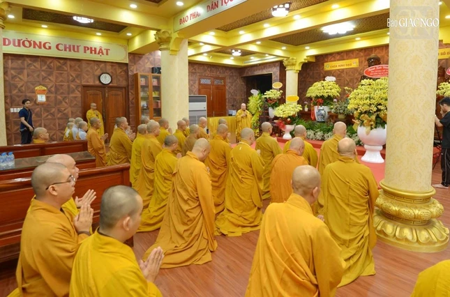 Đoàn đảnh lễ khánh tuế Hòa thượng Chủ tịch Hội đồng Trị sự GHPGVN tại chùa Minh Đạo